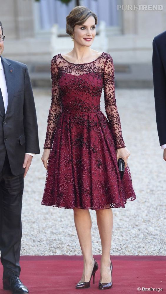 Letizia con vestido marsala