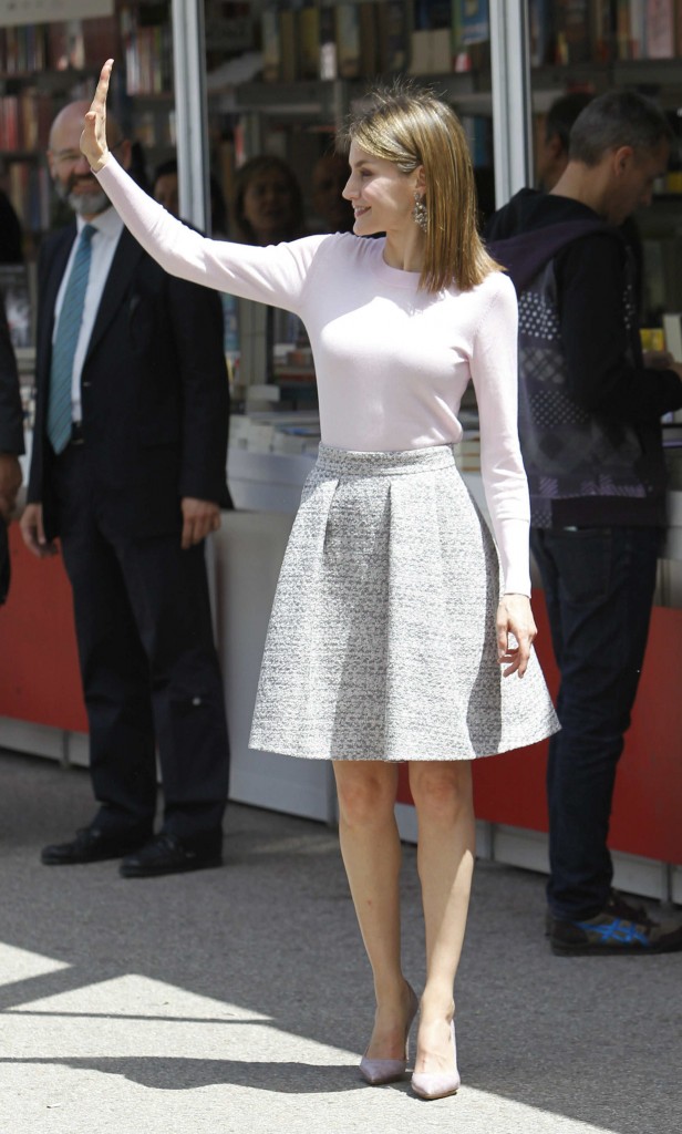 Letizia con falda gris de Hugo Boss
