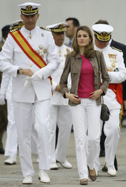 FOTO 4: Letizia informal junto al rey de uniforme