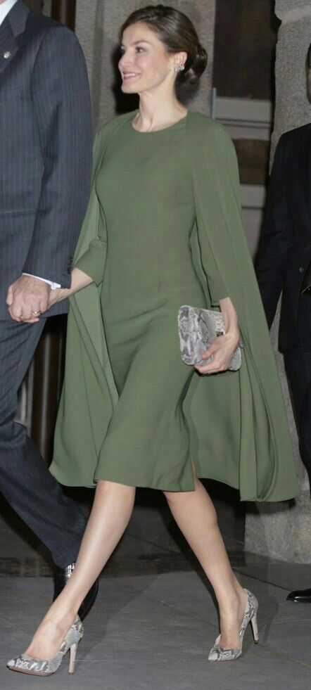 FOTO 13: Letizia en verde con capa, clutch pitón