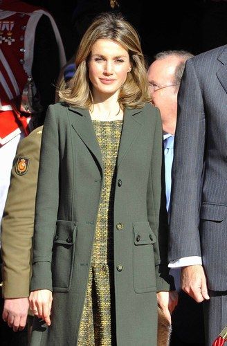 FOTO 16: Letizia con vestido y abrigo verde.