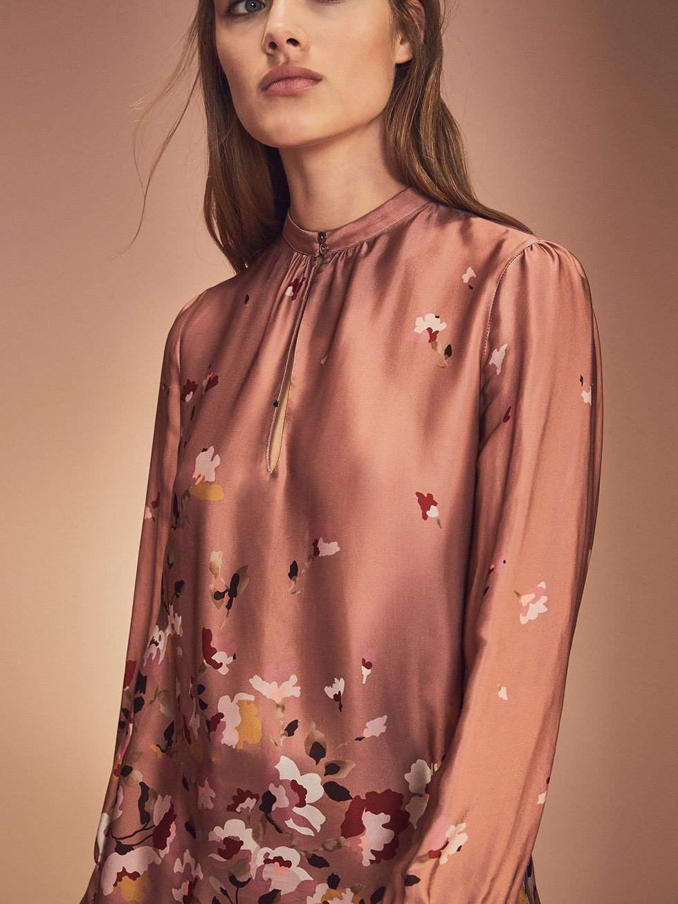 FOTO 3: Blusa floral Massimo Dutti. (Letizia y Marcelo)