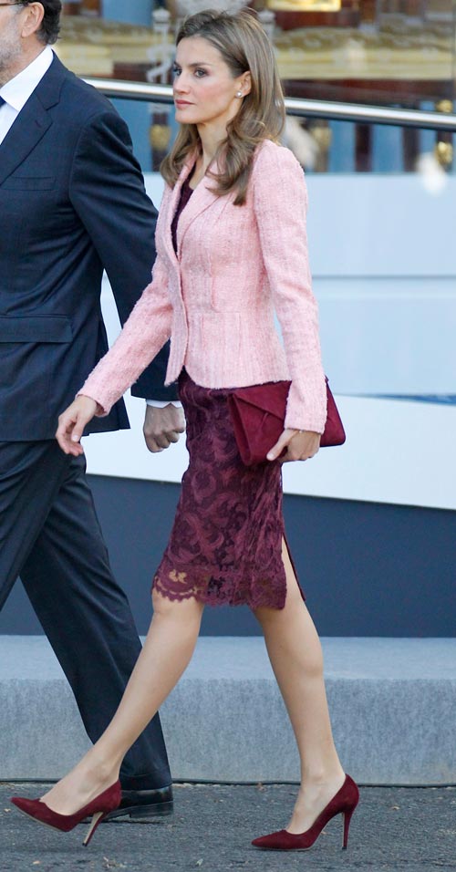 FOTO 6: Letizia en burdeos y rosa