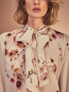 FOTO 7: Blusa floral con lazada