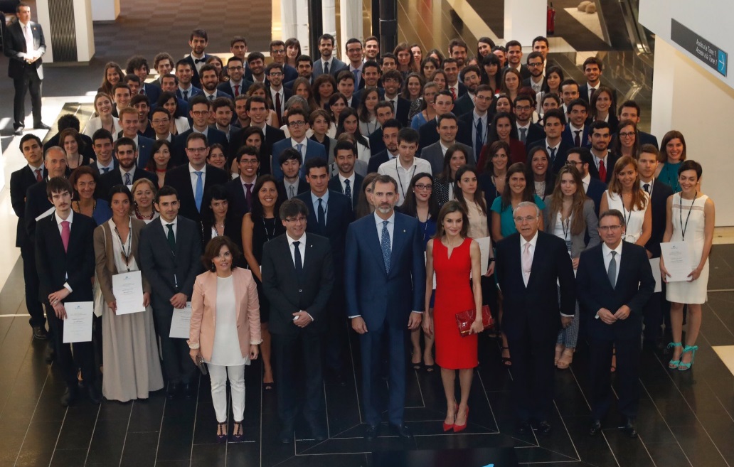 Letizia en la Caixa usando un vestido misterioso