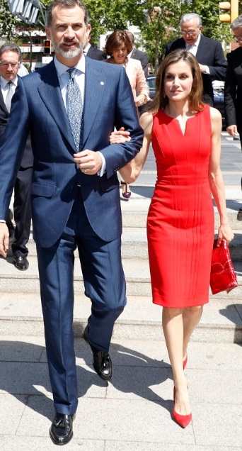 Letizia con el rey en rojo