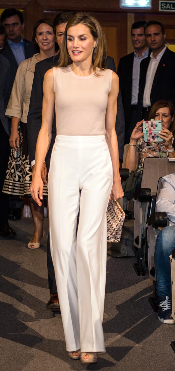 FOTO 7: Letizia pantalones blancos The Vagina Monologues y la Ciencia