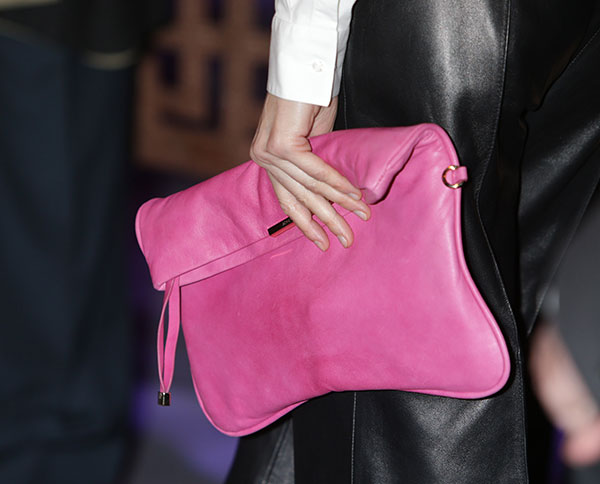 FOTO 11: Bolso rosa chicle The Vagina Monologues y la Ciencia