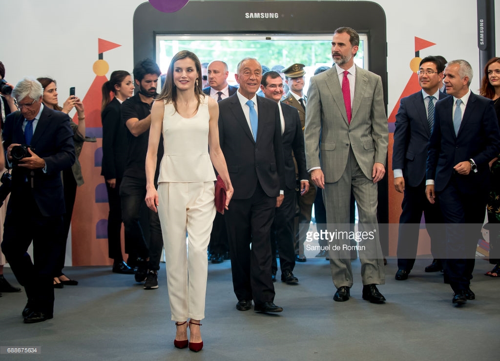 FOTO 1: Letizia y Marcelo con traje holgado. 