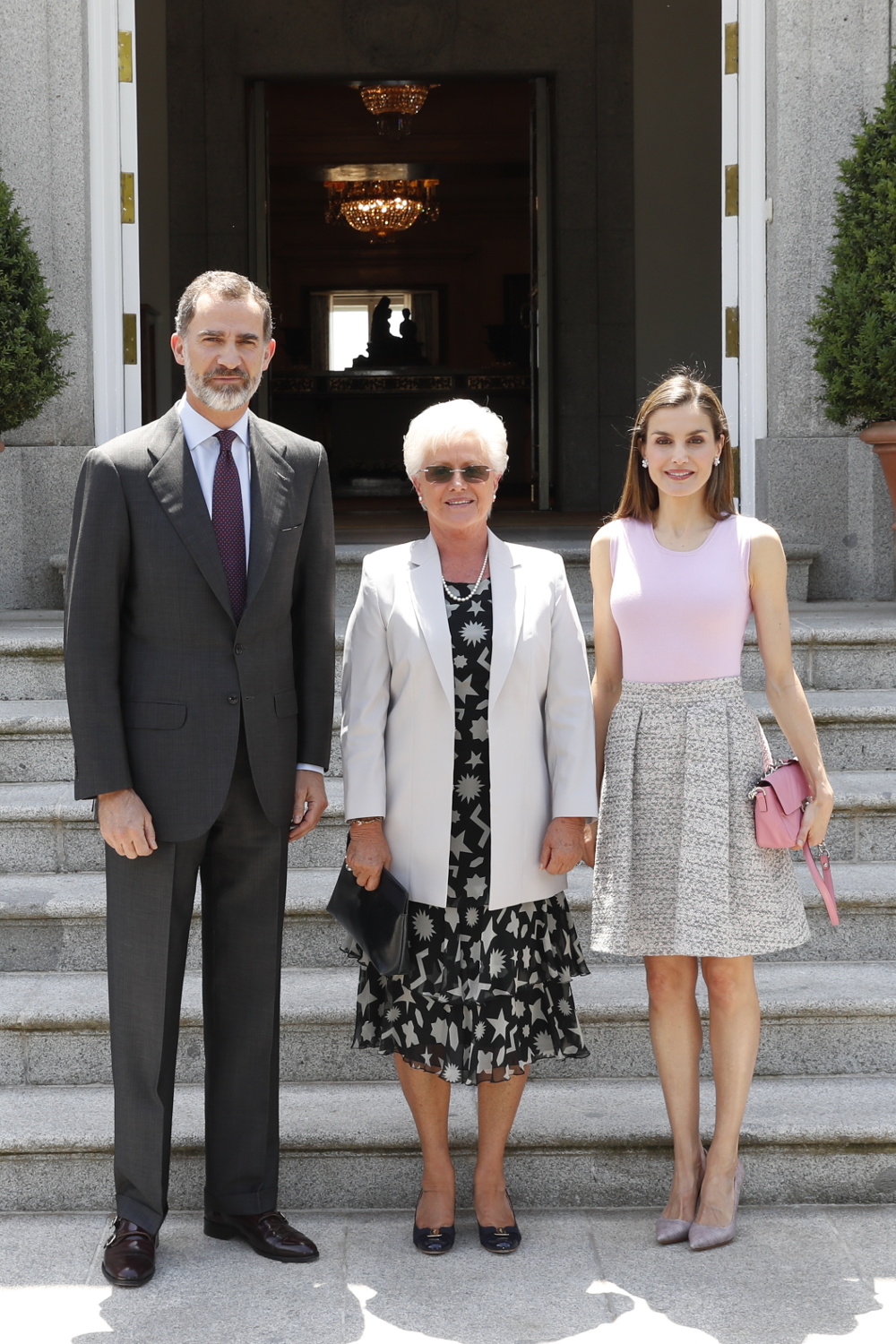 FOTO 2: Letizia y Marcelo en la escalinata con traje rosa-lavanda de patinadora