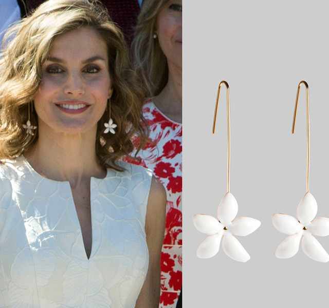 FOTO 14: Pendientes colgantes de jazmines de Carolina Herrera. Leitzia Referree