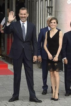 FOTO 3: Felipe y Leti al llegar a la ópera. Letizia errores 2017