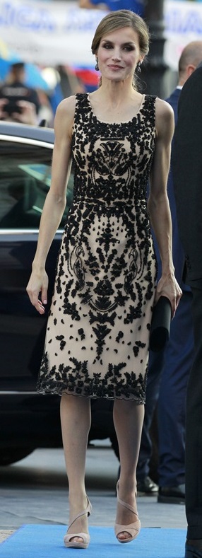 FOTO 11: Leti y su vestido con el payaso pintado Letizia errores 2017