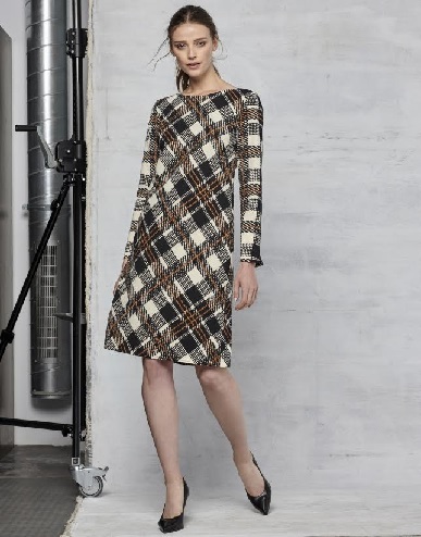 FOTO 10: Vestido de cuadros escoceses
