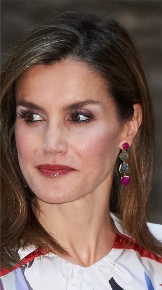 FOTO 6: Leti y sus pendientes de colores. 