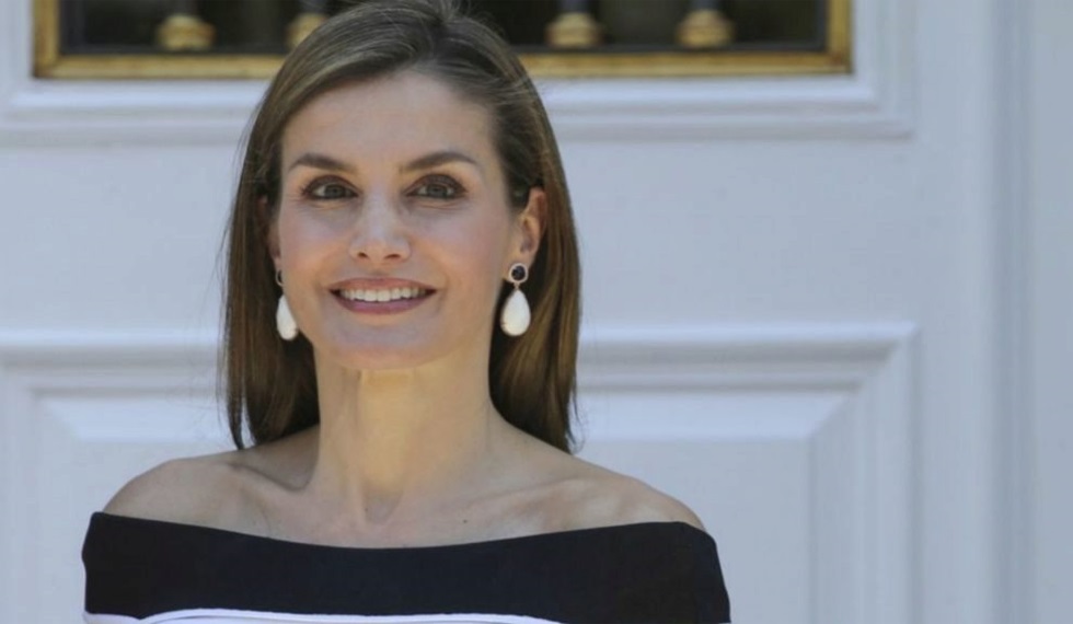 FOTO 9: Leti con su CH de escote barco y pendientes negros con blanco. 