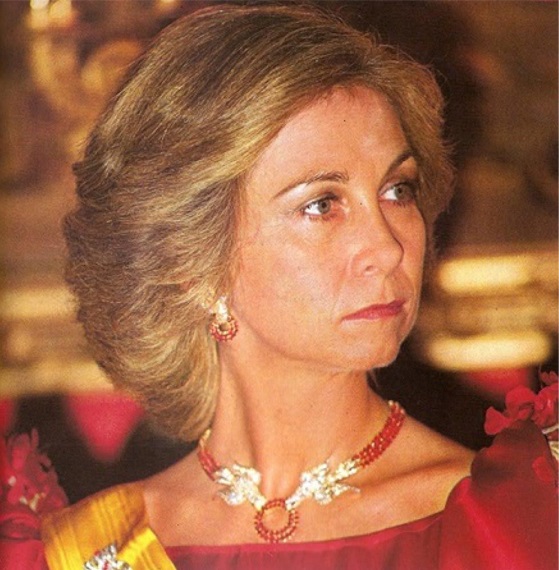 FOTO 17: Doña Sofía con el juego completo de rubíes. 