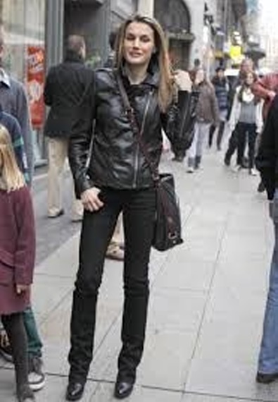 FOTO 9: Leti rockera con botines. FOTO 9: Leti rockera con botines.