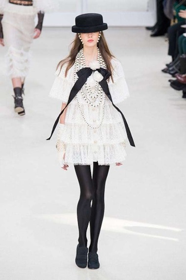 FOTO 6: Modelo con vestido Chanel