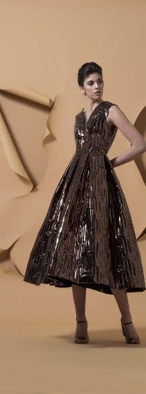 FOTO 15: Modelo vestido de falda amplia en bronce