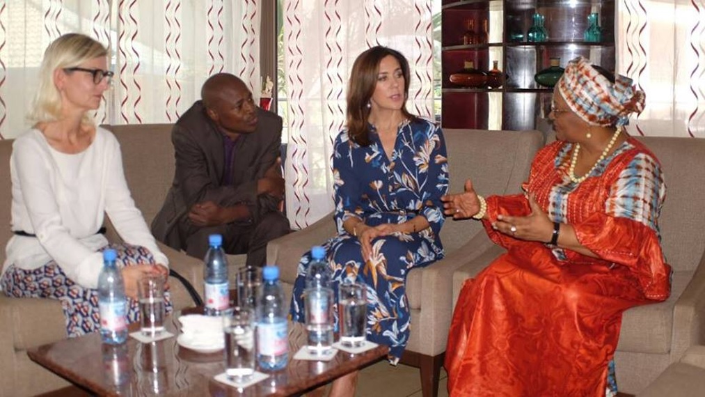 FOTO 6: Mary de Dinamarca con gente