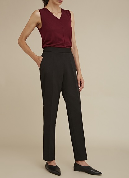 FOTO 10: Modelo con pantalones negros