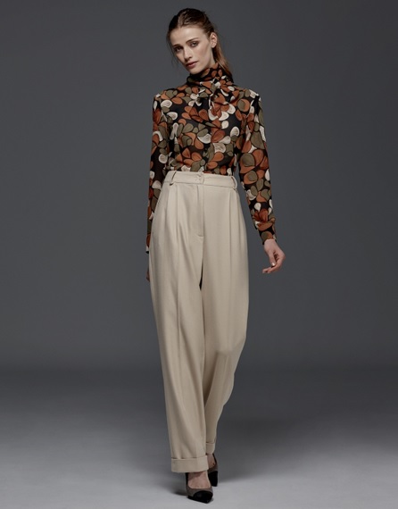 FOTO 12: Modelo pantalones beige