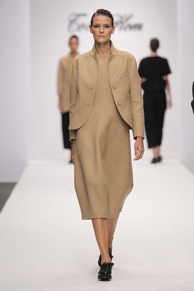 FOTO 10: Modelo traje beige