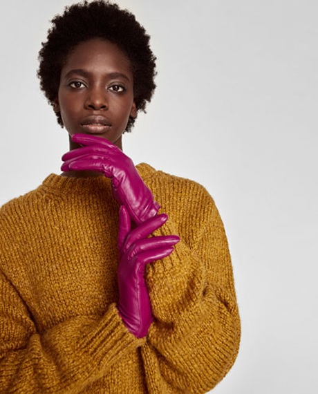 FOTO 21: Modelo con guantes rosa