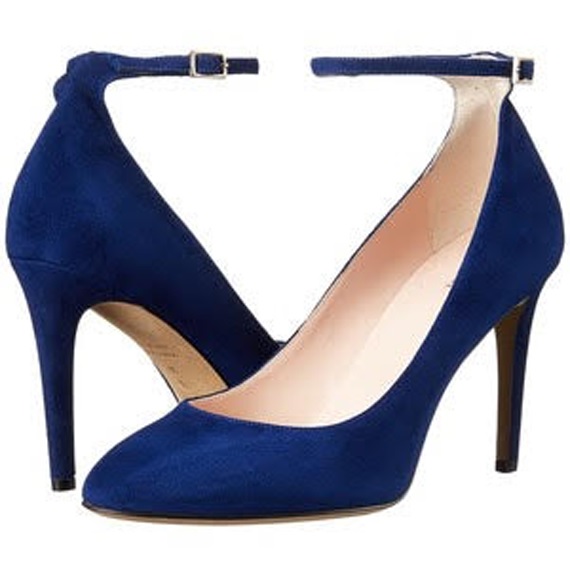 FOTO 9: Salones azules con pulsera.