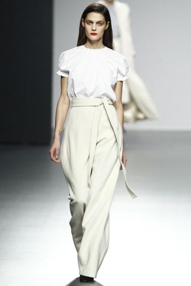 FOTO 6: Modelo con pantalones blancos. 