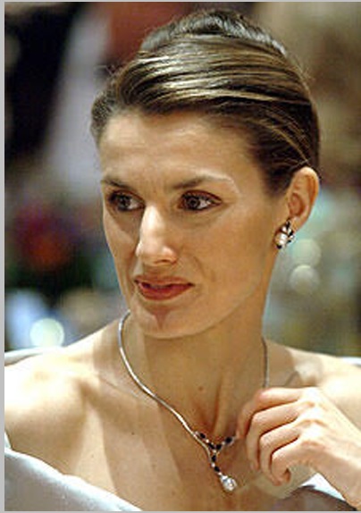 FOTO 10: Leti y sus pendientes…