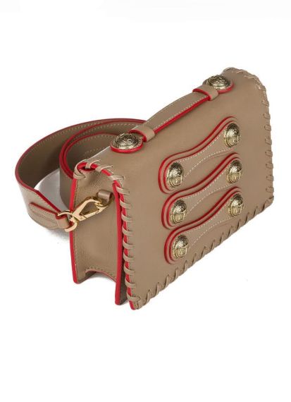 FOTO 16: Bolso beige y rojo