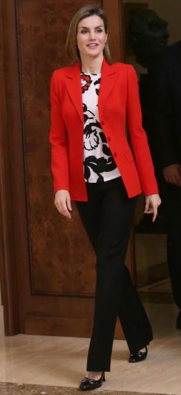 FOTO #8: Leti con pantalones negros rectos