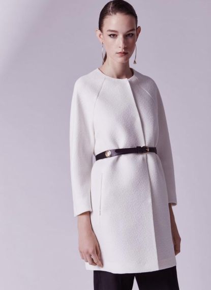 FOTO #11: Modelo con abrigo blanco y cinturón