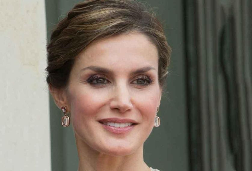 FOTO #21; Leti con pendientes rosados. 