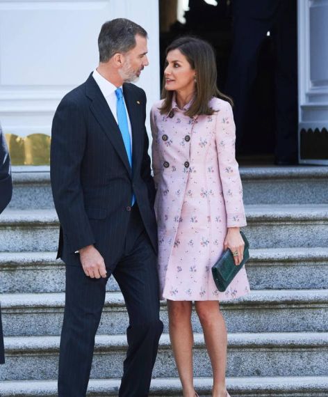 FOTO #4: Leti con mismo vestido, pelo suelto