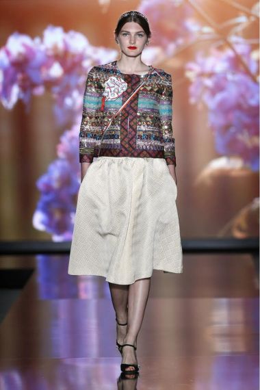 FOTO #9: Modelo con chaqueta y falda