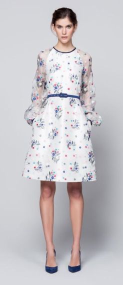 FOTO #13: Modelo con vestido  floral de fondo blanco