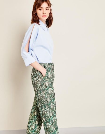 FOTO #12: Modelo con pantalones estampados de hoja