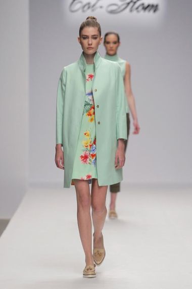 FOTO #13; Modelo con vestido floral y abrigo de verano verde